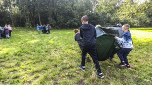 wald natura abenteuer erlebnis kinder jugendlichen rostock schule kita kindergarten klassenfahrt wandertag ausflug wandertage ausflüge schnitzen übernachtung waldvorschule naturforscher nachmittagsgruppe hobby freie spielen lernen survival bushcraft achsamkeit baum entdeckung mecklenburg-vorpommen wildnis wildnispädagogie teambuilding spaß