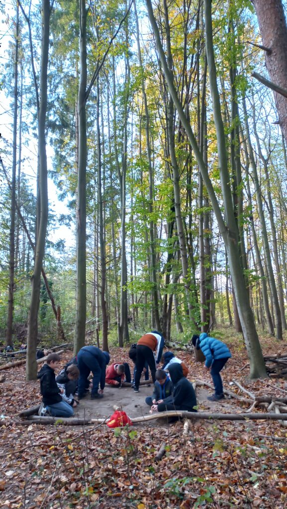 wald natura abenteuer erlebnis kinder jugendlichen rostock schule kita kindergarten klassenfahrt wandertag ausflug wandertage ausflüge schnitzen übernachtung waldvorschule naturforscher nachmittagsgruppe hobby freie spielen lernen survival bushcraft achsamkeit baum entdeckung mecklenburg-vorpommen wildnis wildnispädagogie teambuilding spaß