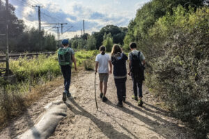 wald natura abenteuer erlebnis kinder jugendlichen rostock schule kita kindergarten klassenfahrt wandertag ausflug wandertage ausflüge schnitzen übernachtung waldvorschule naturforscher nachmittagsgruppe hobby freie spielen lernen survival bushcraft achsamkeit baum entdeckung mecklenburg-vorpommen wildnis wildnispädagogie teambuilding spaß