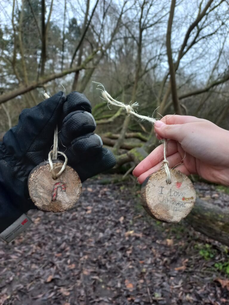 wald natura abenteuer erlebnis kinder jugendlichen rostock schule kita kindergarten klassenfahrt wandertag ausflug wandertage ausflüge schnitzen übernachtung waldvorschule naturforscher nachmittagsgruppe hobby freie spielen lernen survival bushcraft achsamkeit baum entdeckung mecklenburg-vorpommen wildnis wildnispädagogie teambuilding spaß