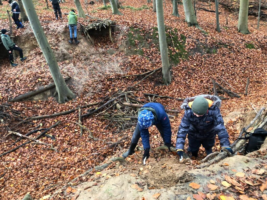 wald natura abenteuer erlebnis kinder jugendlichen rostock schule kita kindergarten klassenfahrt wandertag ausflug wandertage ausflüge schnitzen übernachtung waldvorschule naturforscher nachmittagsgruppe hobby freie spielen lernen survival bushcraft achsamkeit baum entdeckung mecklenburg-vorpommen wildnis wildnispädagogie teambuilding spaß